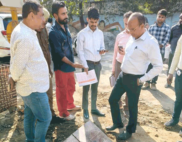 सडक़ पर सीवर बहता देख नगरायुक्त ने ठेकेदार को लताड़ा