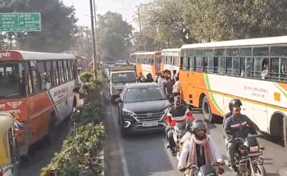 सवारी के परिजन ने रोडवेज चालक से की अभद्रता