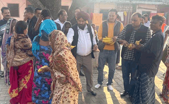 पूर्व प्रधानमंत्री इंदिरा गांधी की जयंती पर कांग्रेसजनों ने कुष्ठ आश्रम में किया फल वितरण