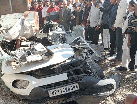 बजरी से भरा  डम्पर कार पर पलटा, कार सवार दो बच्चों समेत सात लोगों की दर्दनाक मौत