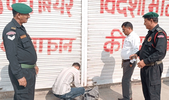 लाइसेंस शुल्क न देने पर तीन दुकानें सील