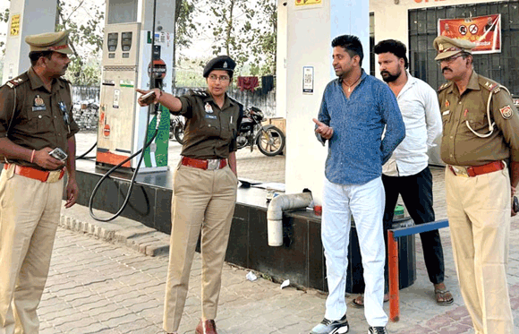 नो हेलमेट नो फ्यूल अभियान के तहत क्षेत्राधिकारी सदर ने चलाया जागरूकता अभियान