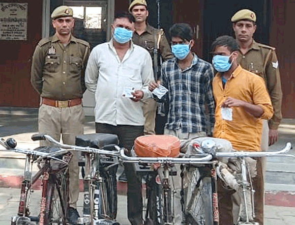 पुलिस के हत्थे चढ़े तीन साइकिल चोर, निशानदेही पर चोरी की चार साइकिल व 1350 रूपए की नगदी बरामद