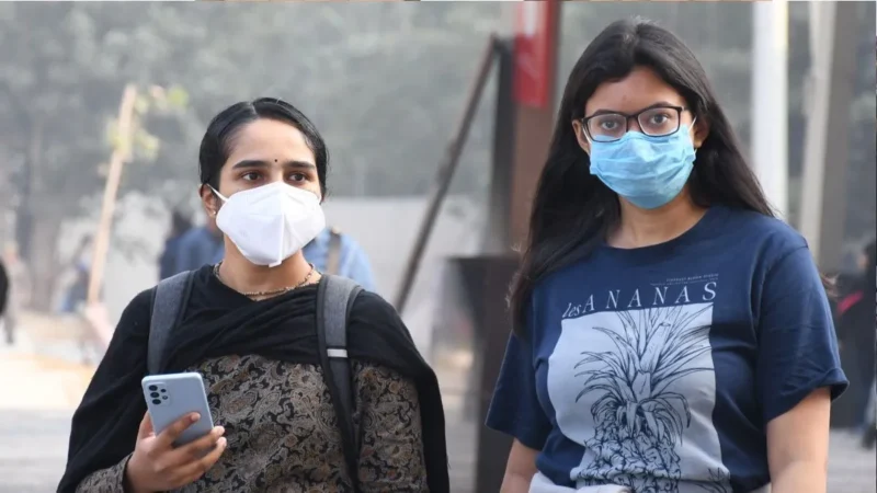 जहरीली हवा में सांस लेना हुआ मुश्किल, दिल्ली में खतरनाक स्तर पर AQI; 50% कर्मचारियों को वर्क फ्रॉम होम का आदेश
