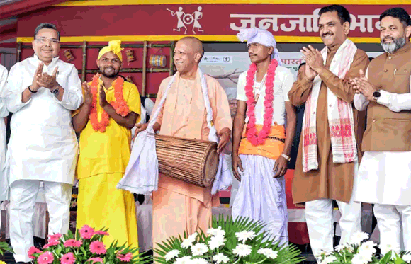 CM योगी का दिखा अलग अंदाज, ढोल-नगाड़ों की थाप से जनजाति भागीदारी उत्सव का किया शुभारंभ