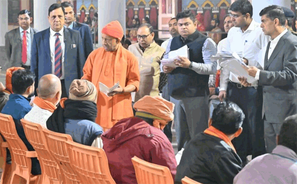 आवास मिलेगा, जमीन कब्जामुक्त कराएंगे, हड़पे रुपये भी दिलाएंगे, जनता दर्शन में बोले सीएम योगी
