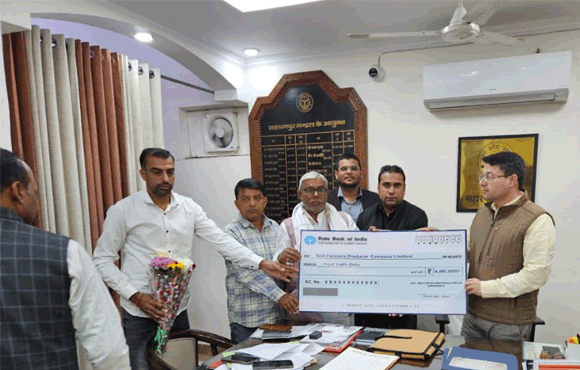 कृषि निर्यात नीति के अन्तर्गत क्लस्टर बनाकर निर्यात को प्रोत्साहित करने के लिए मण्डलायुक्त द्वारा 04 लाख रूपये की धनराशि की गयी वितरित