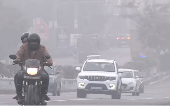 दिल्ली में ‘जहरीली’ हुई हवा, कोहरे के अलर्ट ने बढ़ाई चिंता! जानिए कब से पड़ेगी कड़ाके की सर्दी?