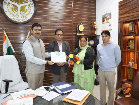 गणना प्रपत्रों का वितरण एवं समय से पूर्व शत-प्रतिशत डिजीटाइजेशन का कार्य करने वाले जनपद के 10 बीएलओ को जिला निर्वाचन अधिकारी ने किया सम्मानित