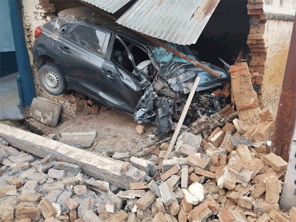 तेज रफतार कार अनियंत्रित होकर मकान मे घुसी