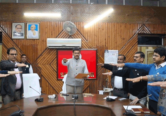 आयुक्त कार्यालय एवं कलेक्ट्रेट में दिलाई गयी संविधान की शपथ