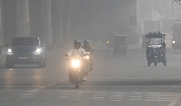 यूपी में कोहरे और प्रदूषण की दोहरी मार, मेरठ में 400 के पहुंचा AQI, इन शहरों का हाल भी बेहद खराब