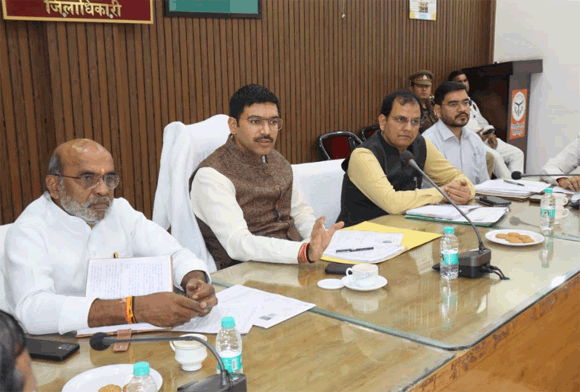 जिला निर्वाचन अधिकारी की अध्यक्षता में हुई मतदेय स्थलों के सम्भाजन के संबंध में राजनैतिक दलों के साथ बैठक