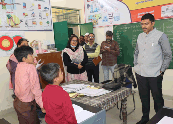 जिलाधिकारी ने निभाई शिक्षक की भूमिका, बच्चों से किया वार्तालाप, पूछे सवाल