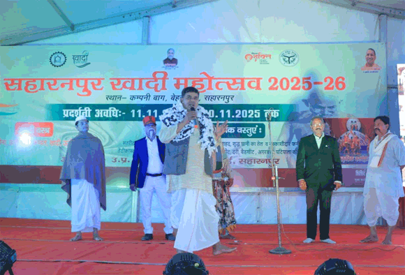 खादी तथा ग्रामोद्योग बोर्ड द्वारा आयोजित भव्य प्रदर्शनी में की जा रही है स्वदेशी उत्पादों की खरीद