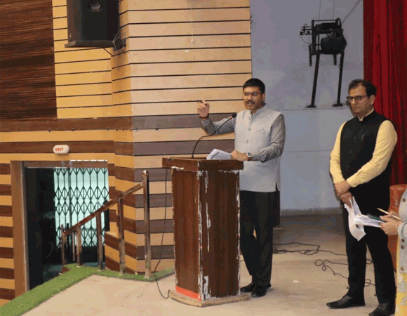 जिला निर्वाचन अधिकारी ने दिया बीएलओ को प्रशिक्षण