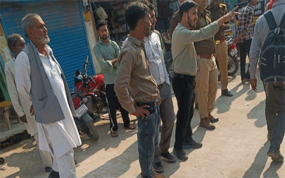 स्मार्ट मीटर लगाने का विरोध, अधिकारियों पर भेदभाव बरतने का आरोप