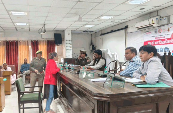 विकास भवन में आयोजित हुआ हक की बात जिलाधिकारी के साथ कार्यक्रम