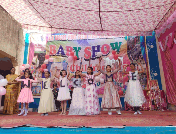 बबेबी शौ मे छोटे बच्चो ने विभिन्न रूपो मे दर्शको का मन मोहा