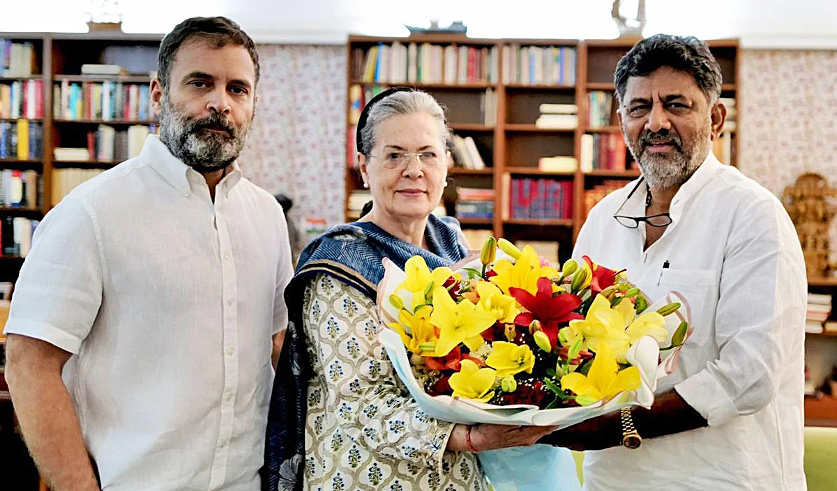 डीके शिवकुमार ने सोनिया गांधी के ‘त्याग’ का दिया हवाला, कर्नाटक में सीएम पद को लेकर गरमाई सियासत