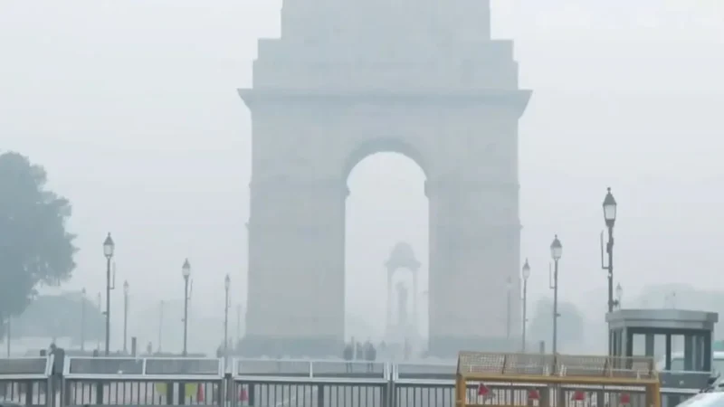 दिल्ली में वायु प्रदूषण की मार तो मध्य भारत में आई शीत लहर, मौसम विभाग ने दी ये चेतावनी