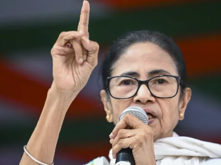 ‘EVM से छेड़छाड़ हुई तो हम जान…’, कोलकाता में स्ट्रांगरूम का दौरा करने के बाद बोलीं ममता बनर्जी