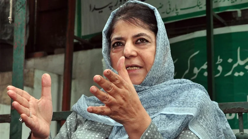 Mehbooba Mufti ने दिखाया अपना असली रंग, आतंकवादियों के परिजनों की आवाज उठाते हुए खेला Victim Card