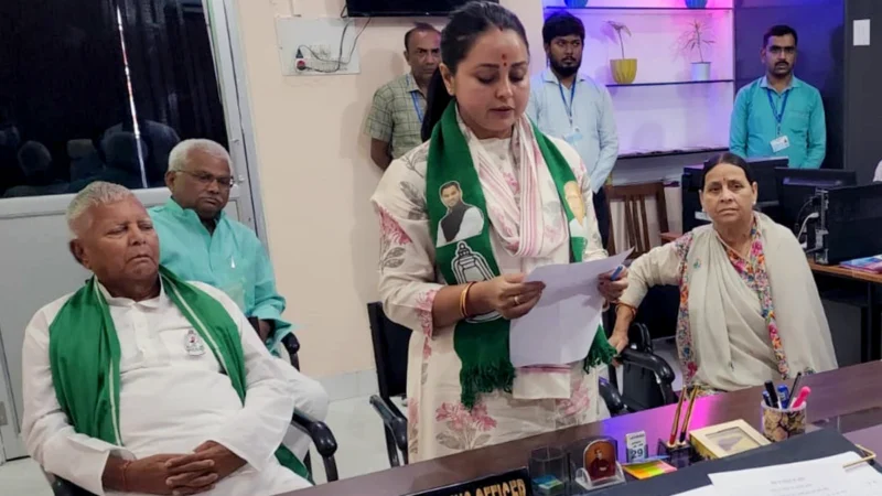 ‘जब किडनी देने की बारी आई तो बेटा भाग गया’, पारिवारिक कलह के बीच रोहिणी का भाई तेजस्वी पर निशाना