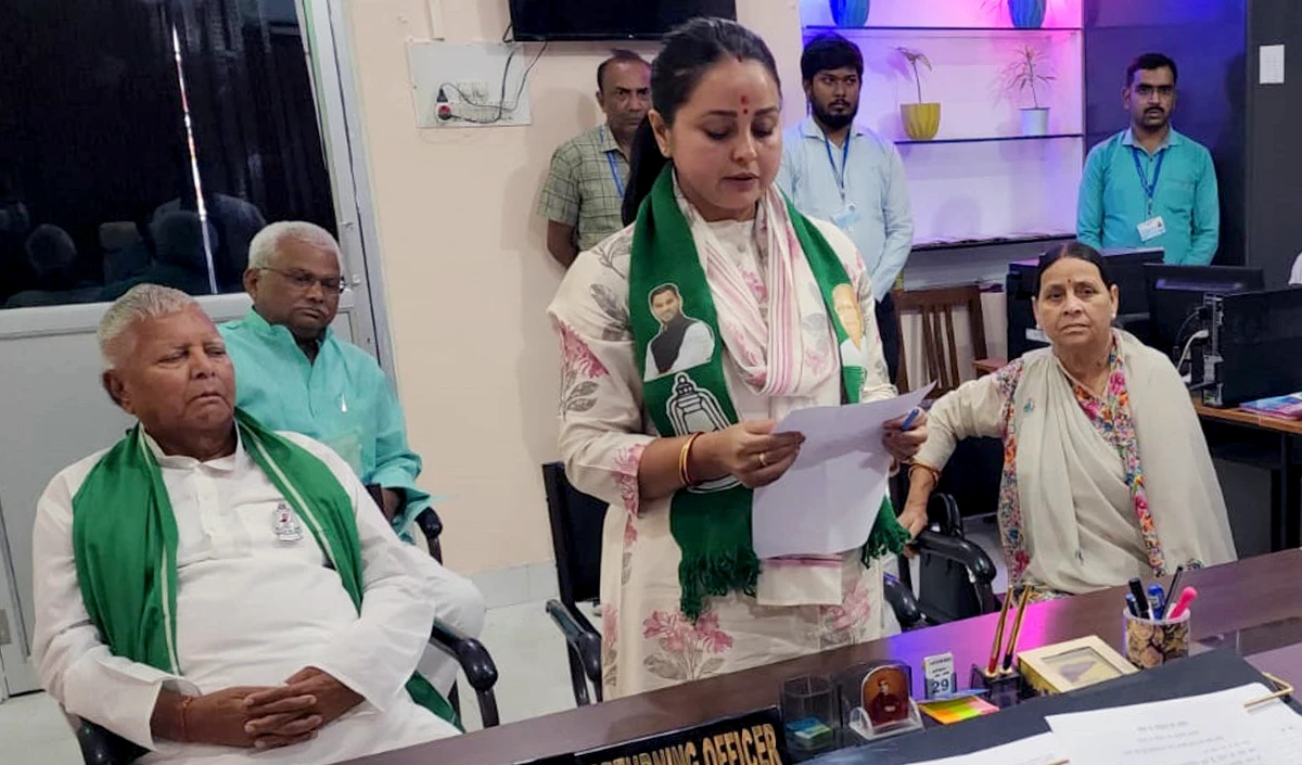 ‘जब किडनी देने की बारी आई तो बेटा भाग गया’, पारिवारिक कलह के बीच रोहिणी का भाई तेजस्वी पर निशाना