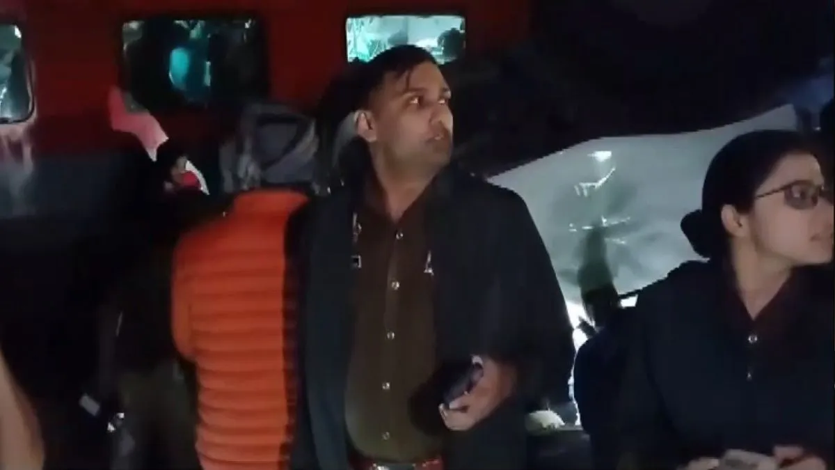 यूपी में 25 फीट की ऊंचाई से रेलवे ट्रैक पर गिरा ट्रक, बिहार जा रही ट्रेन के सैकड़ों यात्री बाल-बाल बचे