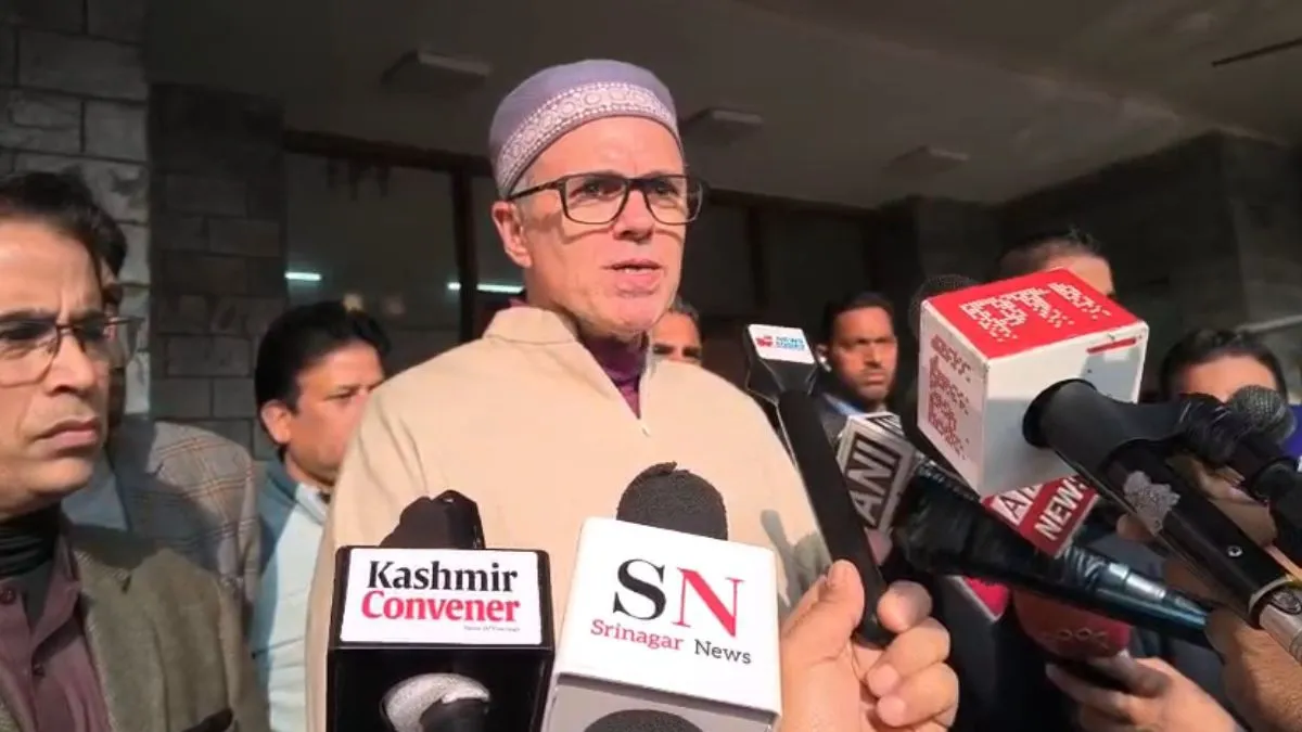 जम्मू-कश्मीर में CM और LG के बीच ठनी! बुलडोजर एक्शन से नाराज उमर अब्दुल्ला, बोले-बदनाम करने की रची जा रही साजिश