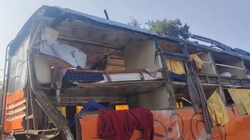 कानपुर में दहलाने वाला हादसा, आगरा एक्सप्रेस वे पर डबल डेकर बस पलटी, कई लोगों की मौत, दर्जनों घायल