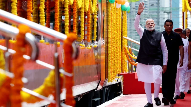 पीएम मोदी ने वाराणसी से हरी झंडी दिखाकर 4 वंदे भारत को किया रवाना, तेज रफ्तार रेल यात्रा का नया युग