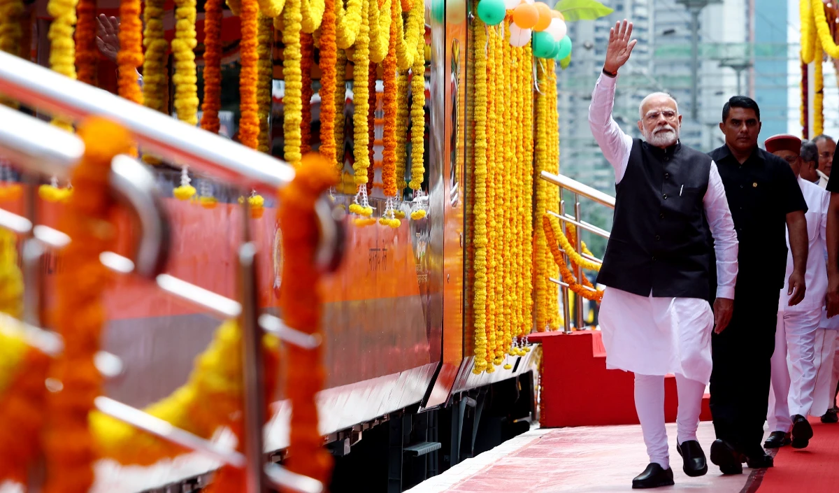 पीएम मोदी ने वाराणसी से हरी झंडी दिखाकर 4 वंदे भारत को किया रवाना, तेज रफ्तार रेल यात्रा का नया युग