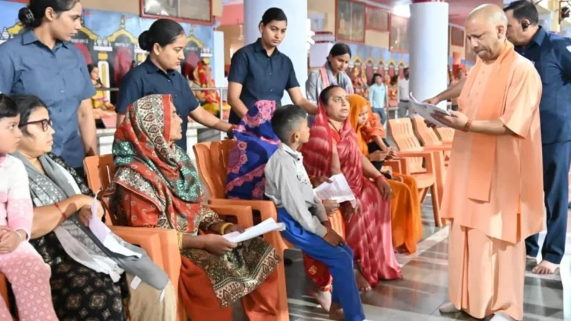 सीएम योगी ने फरियाद सुन अधिकारियों को दिए सख्त निर्देश, बोले- जनता की समस्या के समाधान को संकल्पित है सरकार