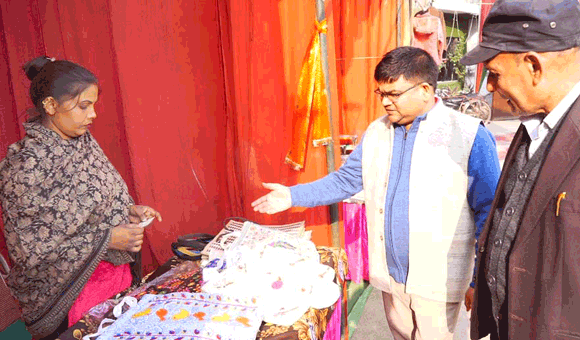 विकास आयुक्त वस्त्र मंत्रालय के सहायक निदेशक ने किया प्रदर्शनी का निरीक्षण