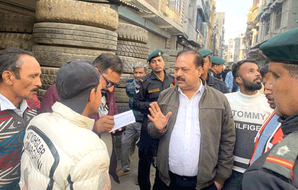 लकड़ी का सामान व 50 टायर किये जब्त, दुकानदारों पर जुर्माना