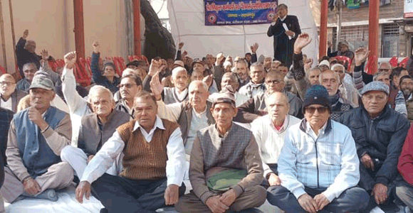 सेवानिवृत्त कर्मचारी एवं शिक्षक समन्वय समिति के आहवान पर दिया धरना