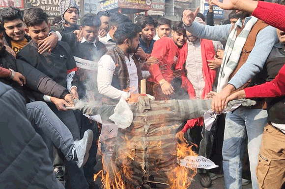 बांग्लादेश में हिंदुओं पर हो रहें अत्याचार के विरोध में हिन्दू संगठनों ने किया प्रदर्शन, फूंका पुतला