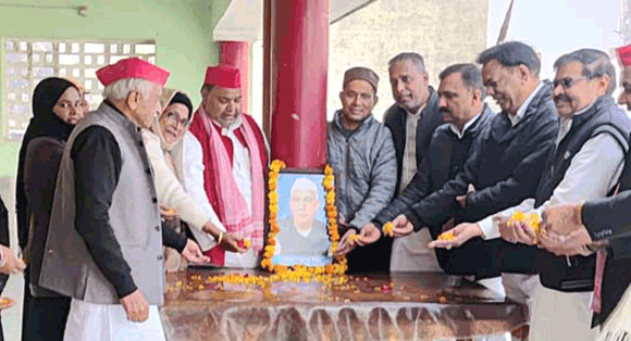 सपा कार्यकर्ताओ ने पूर्व प्रधानमंत्री चरण सिंह को दी भावभीनी श्रद्धांजलि