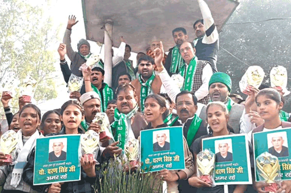 चौ. चरण सिंह की जयंती पर निकाली कार्यकर्ताओं ने निकाली पद यात्रा