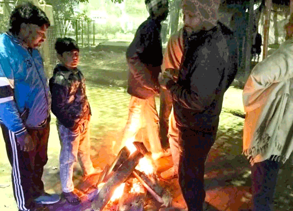 सर्दी से बचाव हेतु शहर में निगम जलवा रहा 250 अलाव