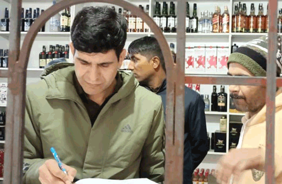 आबकारी निरीक्षकों ने किया शराब की दुकानों का आकस्मिक निरीक्षण