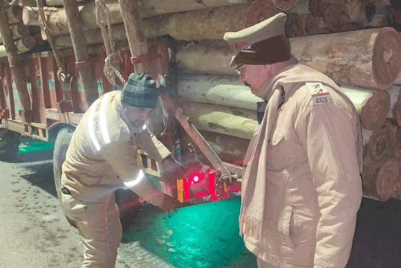 वाहन चालक कोहरे के समय वाहन गति सीमित रखें और लाईट व रिफ्लेक्टर का प्रयोग अवश्य करें: एसएसपी