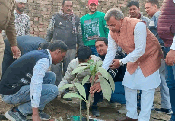 ढमोला किनारे महापौर व नगरायुक्त ने किया वृहद पौधारोपण