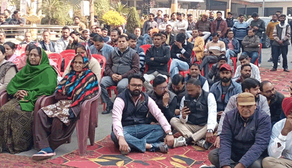 निगम कर्मचारी तालाबंदी कर धरने पर बैठे कर्मचारी, माफी मंगवाने पर आडे, पीडि़त बाबू अस्पताल में भर्ती!