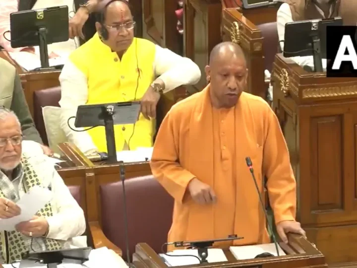 ‘आपको देखकर गिरगिट भी शरमा जाए’, विधानसभा में माता प्रसाद पांडेय की तरफ देखकर बोले CM योगी