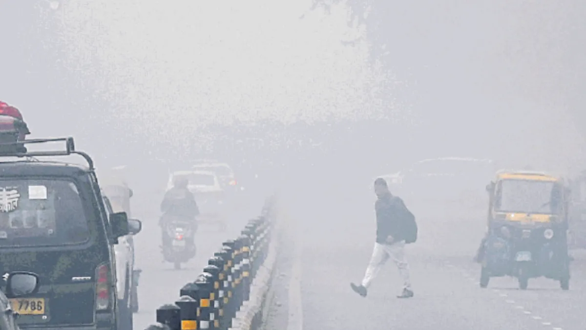घने कोहरे की चादर में लिपटा दिल्ली-एनसीआर, मौसम विभाग ने जारी किया येलो अलर्ट; कड़ाके की ठंड का अभी भी इंंतजार