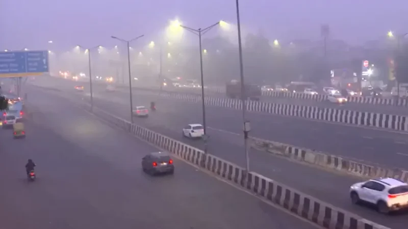 दिल्ली-NCR में दमघोंटू हवा, धुंध की मोटी परत छाई; AQI 400 के पार बरकरार