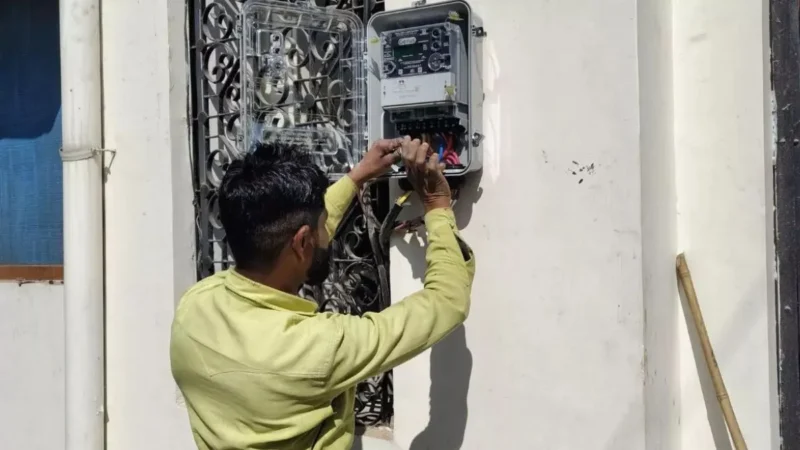 ‘स्मार्ट मीटर लगाया तो काट दूंगा, टांग चीर दूंगा…’, बिजलीकर्मियों के आवास पर मीटर लगाने से मिल रही धमकी
